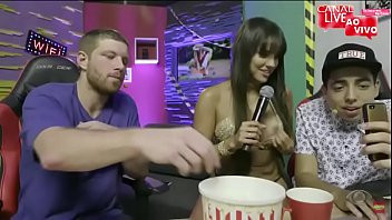 Carol Dias Pagando Peitão na Live