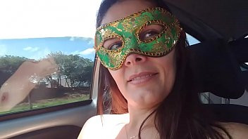 Play Casada Raquel Exibida gostosa se masturbando na estrada