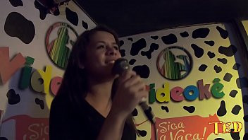 Play Cantando no Karaoke com os amigos - Soraya Carioca - Rafaella Denardin - Binho Ted - Paola Gurgel
