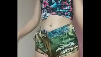 Play Novinha de shortinho curto rebolando