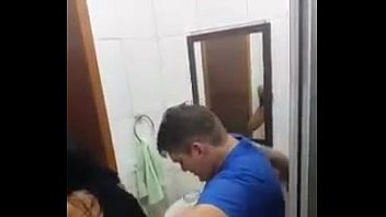 Play CORNO LIGA E INTERROMPE A FODA DA NAMORADA COM O AMANTE DENTRO DO BANHEIRO