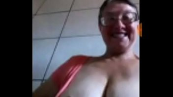 Play Coroa mostrando os seios na cam