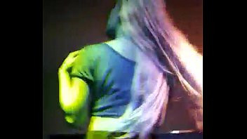Play Morena sem calcinha no palco do baile funk